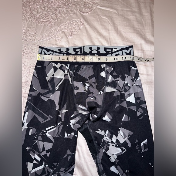 Under Armour EUC Boys' HeatGear Armour ¾ Printed Leggings - Picture 11 of 11